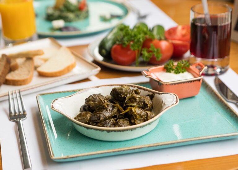 Dolmades – tradycyjne greckie roladki z liści winogron z ryżem